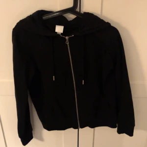 Svart hoodie med dragkedja  - Svart hoodie med dragkedja från hm i storlek S🤍Nyskick 