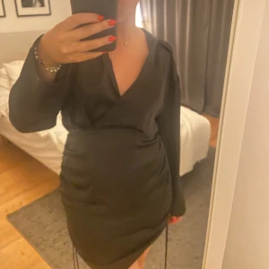 Klänning från zara - Super fin klänning i satin från Zara