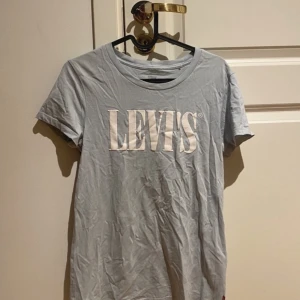 Levis T-shirt  - Babyblå T-shirt från Levis, köparen står för frakten. 