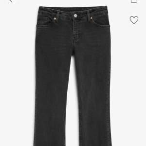 Svarta jeans från Monki. Använda 2-3 gånger. Skumm storleks guide så jag rekommenderar att gå in på h&m eller Monki för att kolla det.  Lite korta i benen för min smak, jag är 170.  Vanligtvis har jag M/L i jeans fårn lager 157. 