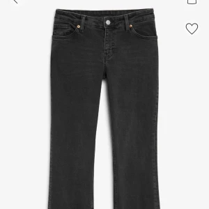 Monki/H&m jeans  - Svarta jeans från Monki. Använda 2-3 gånger. Skumm storleks guide så jag rekommenderar att gå in på h&m eller Monki för att kolla det.  Lite korta i benen för min smak, jag är 170.  Vanligtvis har jag M/L i jeans fårn lager 157. 