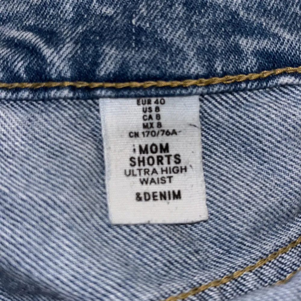Ett par ljusa jeans med många hål, säljs pga. ingen användning!! Säljaren står för frakt💞. Jeans & Byxor.