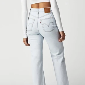 Levis jeans - Levis jeans högmidjade men går säkert att få lådmidjade! Första bilder är från nätet och är ej den färgen som jag har utan bilden är för att visa vilken modell de är. Dom 2 andra bilderna är mina egna bilder och visat färgen också. inblängd: 73cm mid: 33