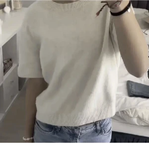 Stickad t-shirt  - Stickad t-shirt, lite nopprig men inget man tänker speciellt mycket på, inga andra hål eller fläckar. (Lånade bilder kom privat för egna)💛