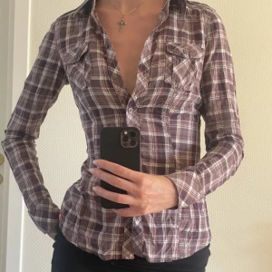 Rutig skjorta - Såååå snygg figursydd skjorta! Lite cowgirl vibe ;) Super behagligt tyg! Storlek XS, men passar nog även en S perfekt :) Skriv vid frågor eller om du vill diskutera pris!