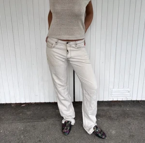 Jeans - Säljer dessa supersnygga jeans som jag köpt här på plick. Fint skick förutom att det har ngn liten fläck (inte så synlig) vid snabb affär går priset att diskutera🫶🏻