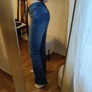 Jeans bootcut esprit - Jeans i bootcutmodell från Esprit. Storlek 38, liite stora på mig som oftast är runt 36 i storlek. Sjukt snygga!! Lågmidjade och långa i benen, väldigt långa på mig som är 170cm.