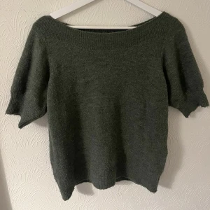Stickad tshirt - Säljer denna snygga gröna stickade t-shirten då den ej kommer till användning!💞 skriv för frågor 