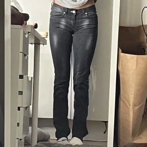 Acne jeans lågmidjade - Så snygga acne jeans, lågmidjade och låånga!! Stl 26/34, så coola detaljer fram🙌🏽