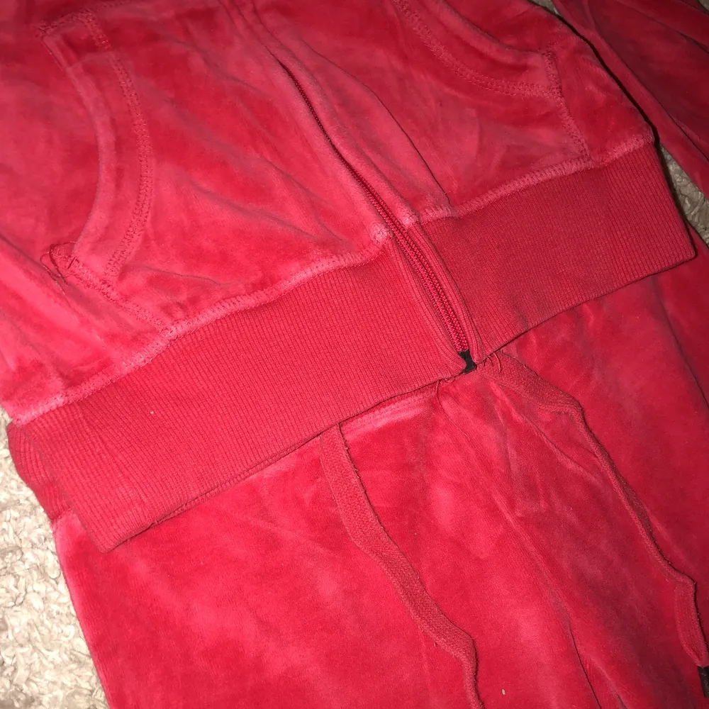 Rött mjukisset från H&M som jag använt ett fåtal gånger, de är så goda som nya!❤️. Tröjor & Koftor.