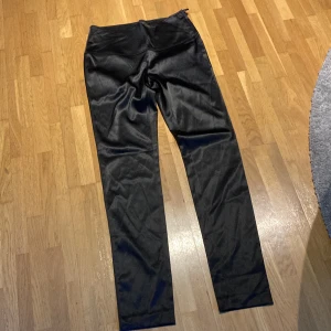 Tights  - Blanka i lite kraftigare material  Dragkedja i sidan 