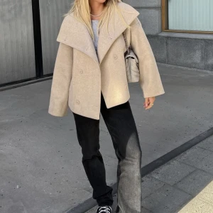 Beige kappa från NA-KD - Säljer min snygga slutsålda kappa från Na-kd💛i nyskick och inga defekter✨ Storlek: 38 Nypris: 999kr Hör gärna av dig om du vill ha fler bilder🥰