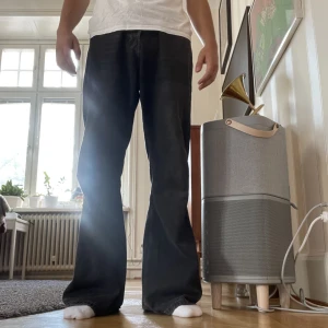 Bootcut jeans - Väldigt snygga mörkgrå bootcut weekday jeans i modellen ”time loose bootcut jeans”. Lite slitningar på bakre byxbenet men i övrigt väldigt bra skick. Nypris 670 kr, säljer för 350kr. Pris kan diskuteras 