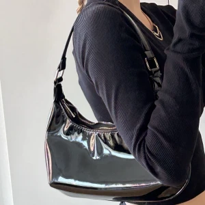 svart väska - en blank svart väska från Gina Tricot. den är väl använd och har små repor (se bild!), därav lågt pris. annars fungerar den som den ska. jag brukar få komplimanger för den ☺️ hör av dig om du undrar något💜