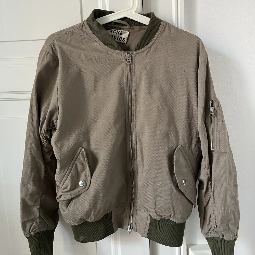 Grön/khaki bomberjacka från Acne Studios. Använder även denna alldeles för lite :( fickan på ena sidan är sönder på insidan men går att laga. Kan skicka bilder på detta! 💚. Jackor.