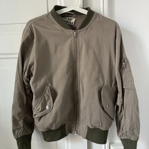 Acne Bomberjacka - Grön/khaki bomberjacka från Acne Studios. Använder även denna alldeles för lite :( fickan på ena sidan är sönder på insidan men går att laga. Kan skicka bilder på detta! 💚