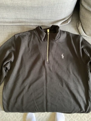 Ralph Lauren tröja - Har inte använt då storleken var för stor, är i nyskick sälj för bra pris!