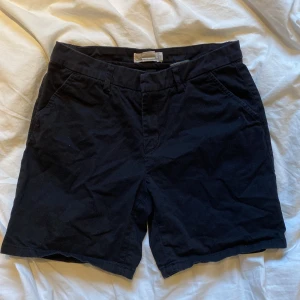 svarta chinoshorts - Lite preppy stil 