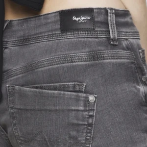 Pepe jeans - Säljer dessa pepe jeans eftersom att de är för stora i midjan fast bra i längden. Skulle även kunna byta mot något annat❤️‍🔥. Nypris 28/30. Skriv ifall det är något