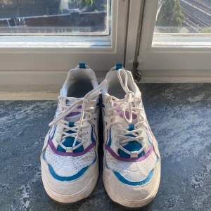 Vans sneakers - Skor från vans, sparsamt använda, dock blött lite genom mockan på hälen. Annars mycket fint skick.