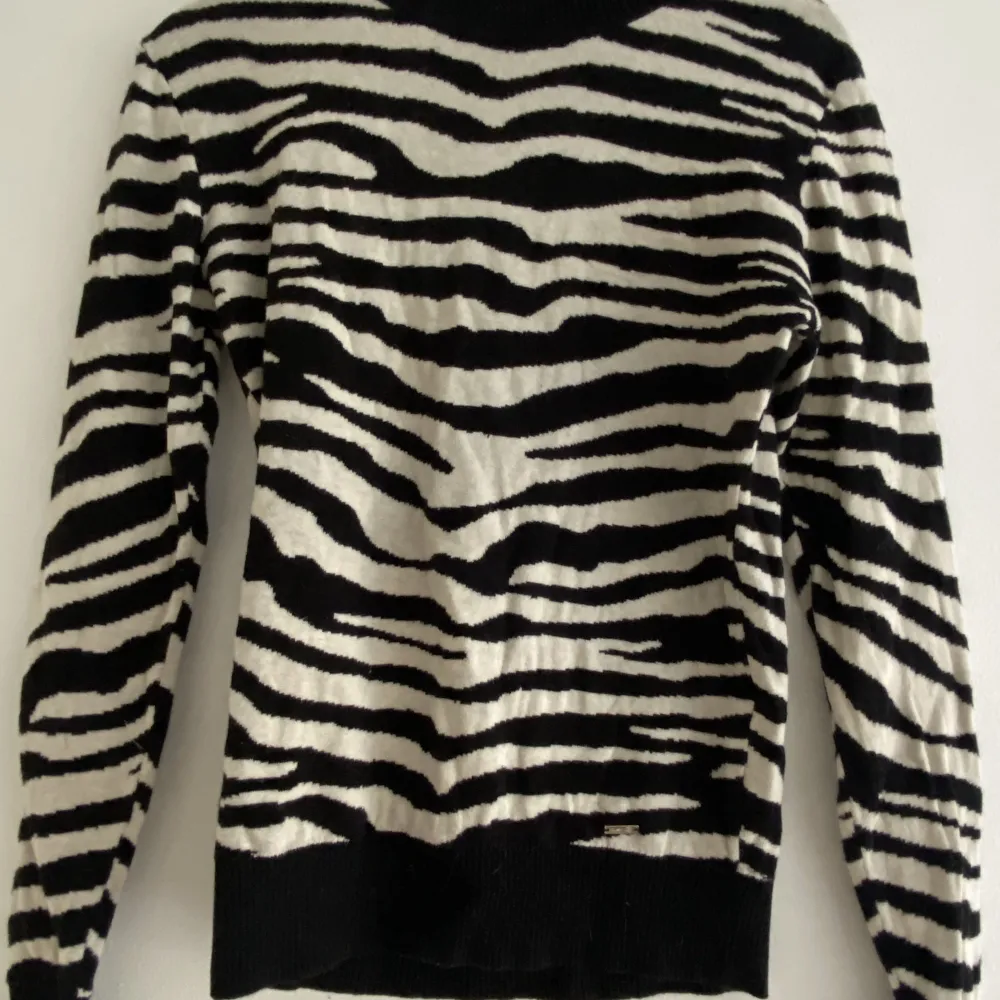 Tjockare långärmad tröja i zebramönster från Flash i storlek M. Använd fåtal gånger därav nyskick. Säljer pga att den inte används. . Tröjor & Koftor.