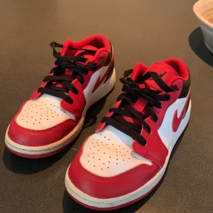 Air Jordan 1 Low bulls - Air jordans. Som nya, använda ca fem gånger. 