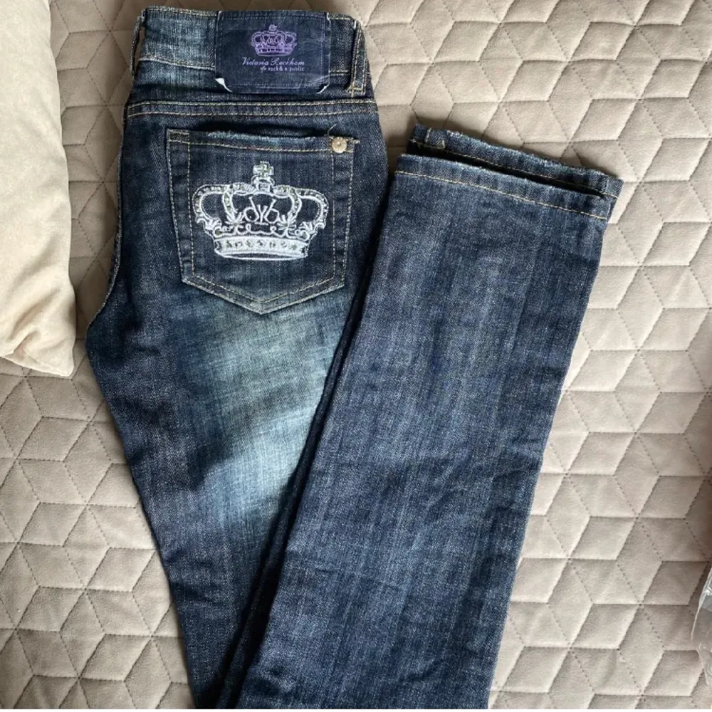 Söker dessa Victoria Beckham jeansen i storlek 25! Gärna 500kr eller under och spelar ingen roll vilket skick! Gärna mörkblå och kronorna vita.. Jeans & Byxor.