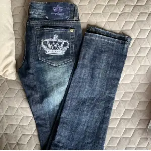 Söker dessa Victoria Beckham jeansen i storlek 25! Gärna 500kr eller under och spelar ingen roll vilket skick! Gärna mörkblå och kronorna vita.