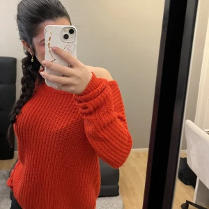 One shoulder röd stickad tröja - Säljer då jag aldrig använder. Skriv för fler bilder🫶🏻