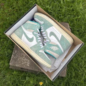Air Jordan 1 High ”Turbo Green” - Air Jordan 1 High ”Turbo Green”  Pris: 1999kr! Storlek: 44 Skick är typ 7,5/10 box✅ extra laces✅   Nu vill jag bara bli av med dom