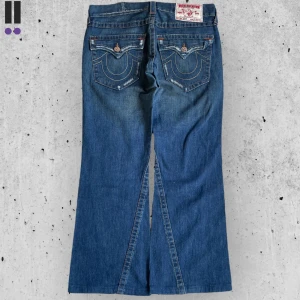 True religion jeans #702 - True Religion jeans i model Joey 💜 Tag 31W 💜Midja (rakt över) 44cm 💜 Innerben 71cm 💜 Ytterben 95cm 💜 Benöppning 25cm 💜 Lagade i midjan 💜Våra mått blir W=34, L=27 💜 Men jämför alltid måtten💜702