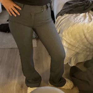 GRÅA MIDWAISTKOSTYMBYXOR - Gråa midwaist kostymbyxor från tiger mist, aldrig använda i storlek xs 