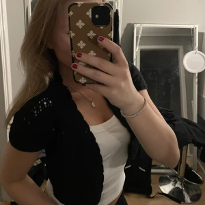 Bolero - Säljer denna gulliga boleron som ör köpt second hand🥰den va ny när ja köpte den och sedan dess endast använd 2 gånger!