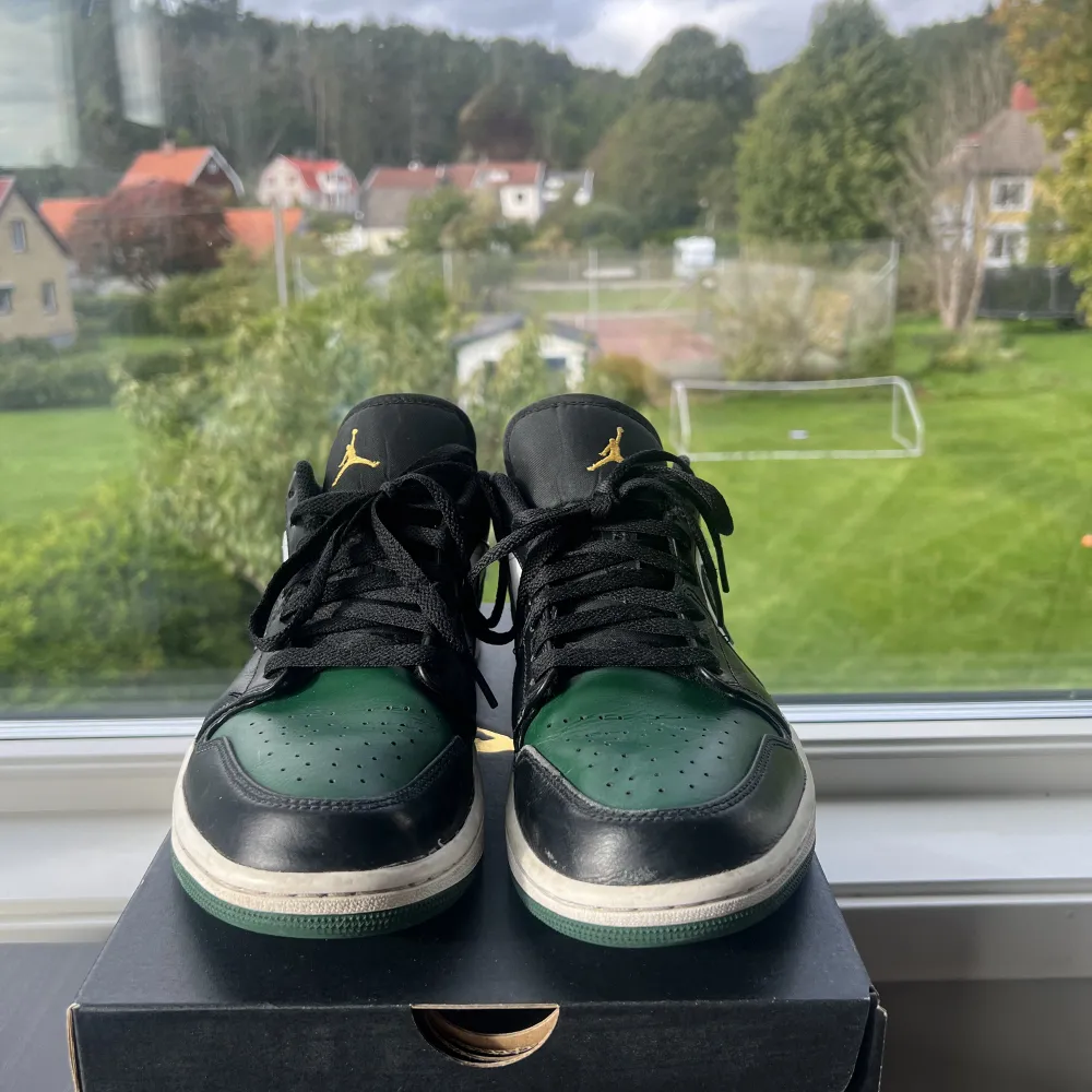 Säljer nu mina Jordan 1 low green toe som är i mycket fint skick och använda ett fåtal gånger! Nypris ligger på cirka 3000. Box medföljer såklart och kom gärna dm för fler bilder. . Skor.