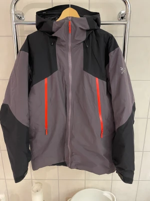 Arcteryx Stikine vinterjacka storlek L - Fint skick. Ultralätt fodrad. Gore-tex. Nypris 12000.