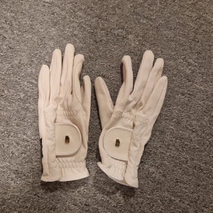 Roecki ridhanskar - Ett par helt oanvönda roecki ridhanskar🫶🏻 toppen sick!