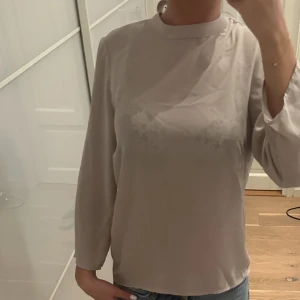 Blus  - Blus från Ginatricot i storlek 34, bra skick! Pris kan diskuteras 
