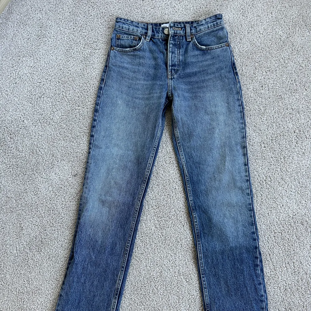 Säljer dessa jätte fina mid waist jeansen ifrån zara pga att de är för små.❤️Dom säljs inte längre på hemsidan.. Jeans & Byxor.