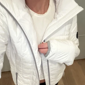 Jacka - Jacka i storlek s, vet tyvärr inte vart den är köpt men alla lappar kvar!