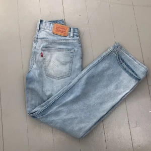 Levis jeans - Snygga ljusblå Levis jeans loose. Inte använda särskilt mycket. Skriv privat för fler frågor och bilder. Pris kan diskuteras vid snabbt köp!