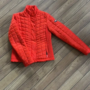 Jacka - Lätt jacka i nyskick. 