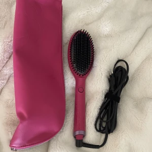 Värmeborste från ghd  - Säljer denna värmeborsten från ghd som jag inte använt alls mycket, superfint skick och jättesmidig att använda:)