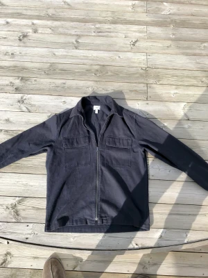 Overshirt - Hej!! Säljer denna overshirt som tyvär blivit lite liten för mig och ej säljs längre, Hör av dig vid minsta fråga!!!