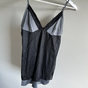 Topp - Söt topp med dubbeltyg, reglerbara axelband