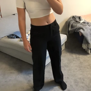 Lågmidjade kostymbyxor - Säljer dessa fina kostymbyxorna från Nelly! De är lågmidjade, straightleg och i bra skick. Storlek 36. Köpare står för frakt och skriv gärna vid intresse eller eventuella frågor🥰