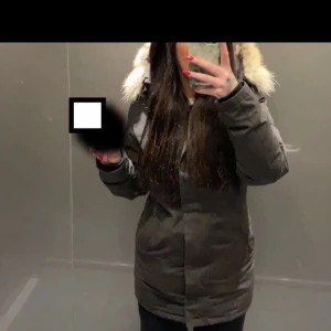 Victoria canada goose M-S - Jackan är sparsamt använd och säljer den för en billigare peng. Inga slitage eller fläckar. Vid snabb affär går priset diskuteras❤️ 