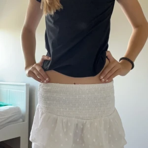 Vit volang kjol - Jättefin vit volang kjol från Gina tricot. Den är i nyskick (används typ 5 gånger) köpt i somras. Den är slutsåld på nätet. Original pris 300kr