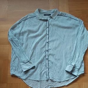 Blus från Scotch & Soda - Tunn blus ljus går vit i botten med marinblå rände4