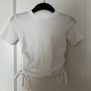 Vit knyttopp  - Vit knyttopp från Zara. Den är aldrig använd, kunde inte lämna tillbaka den det är därför jag säljer den. 