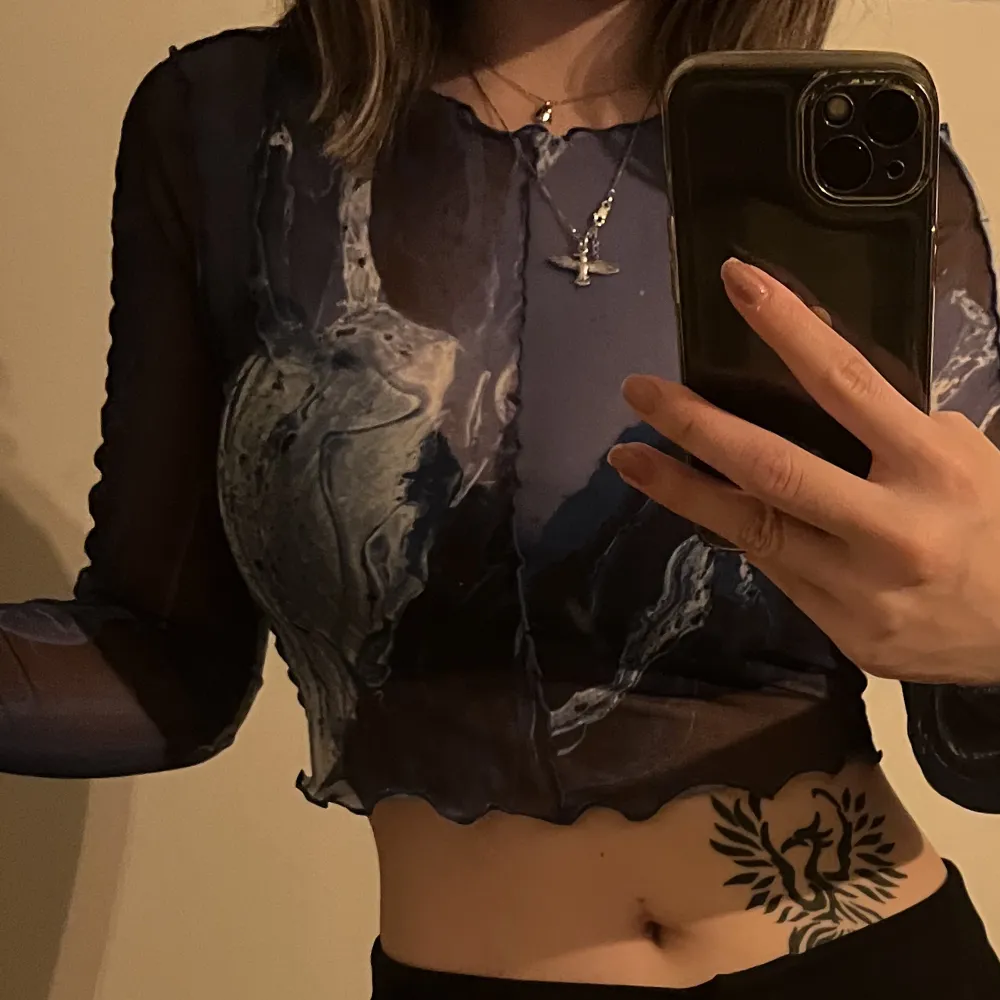 Blåfärgad tunn ”seethrough” tight top som bara är använd 1 gång . Toppar.